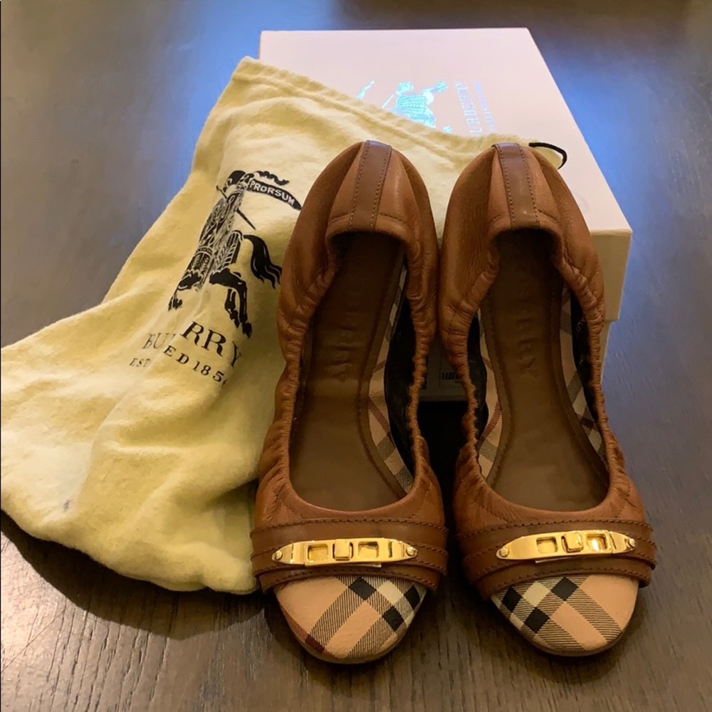 SOLD!!!!!  🛑 ✋ Burberry Flats